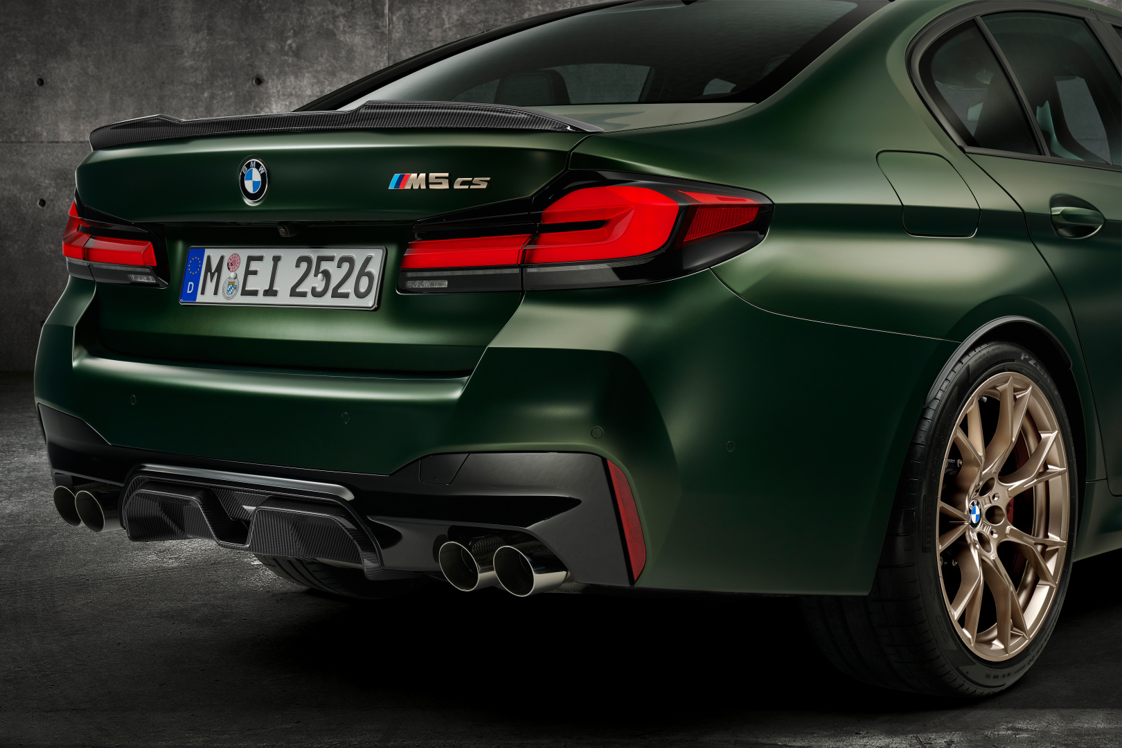 SMALL_P90411361_highRes_the-new-bmw-m5-cs-st